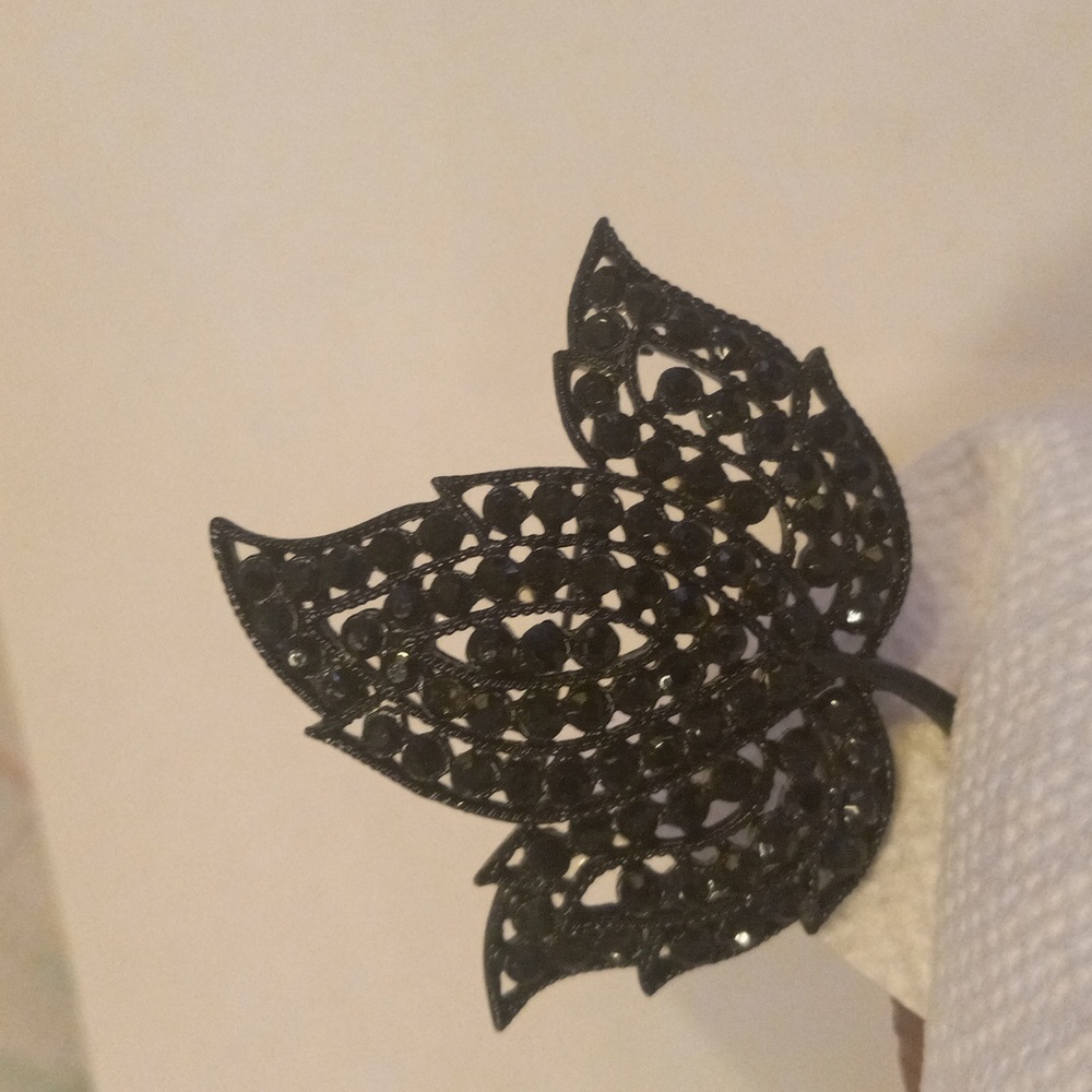 Black Rhinestone Openwork Leaf Brooch - image 4